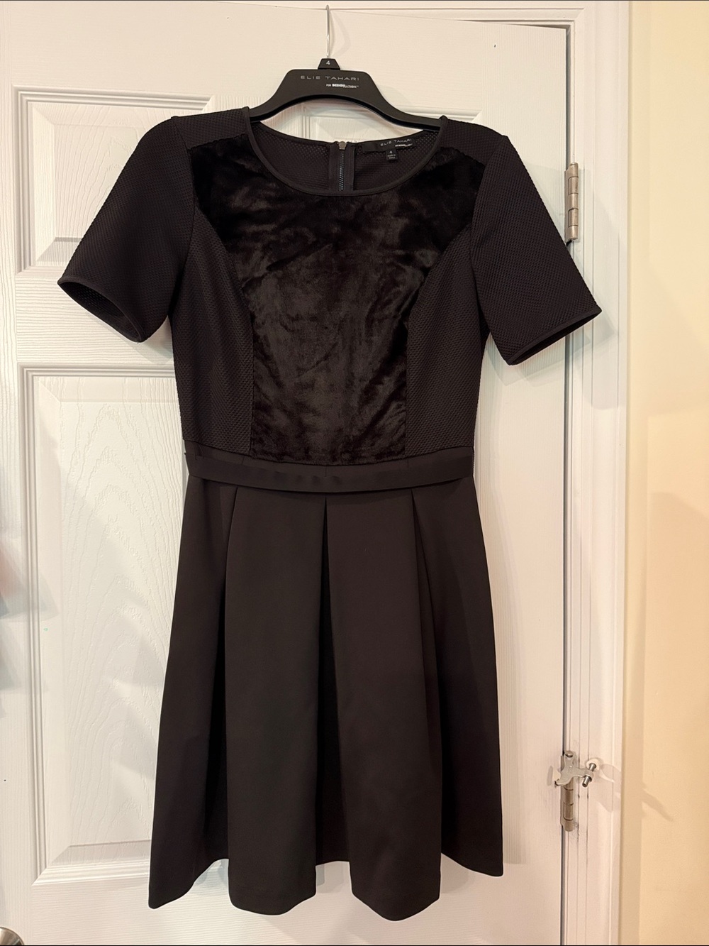 Elie Tahari Black Short Sleeve Pleated Dress Size 4 Women’s